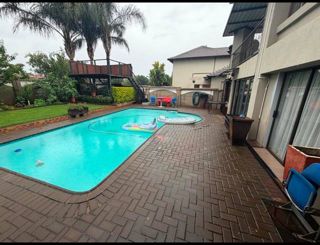 4 BEDROOM TOWNHOUSE FOR SALE IN AERORAND